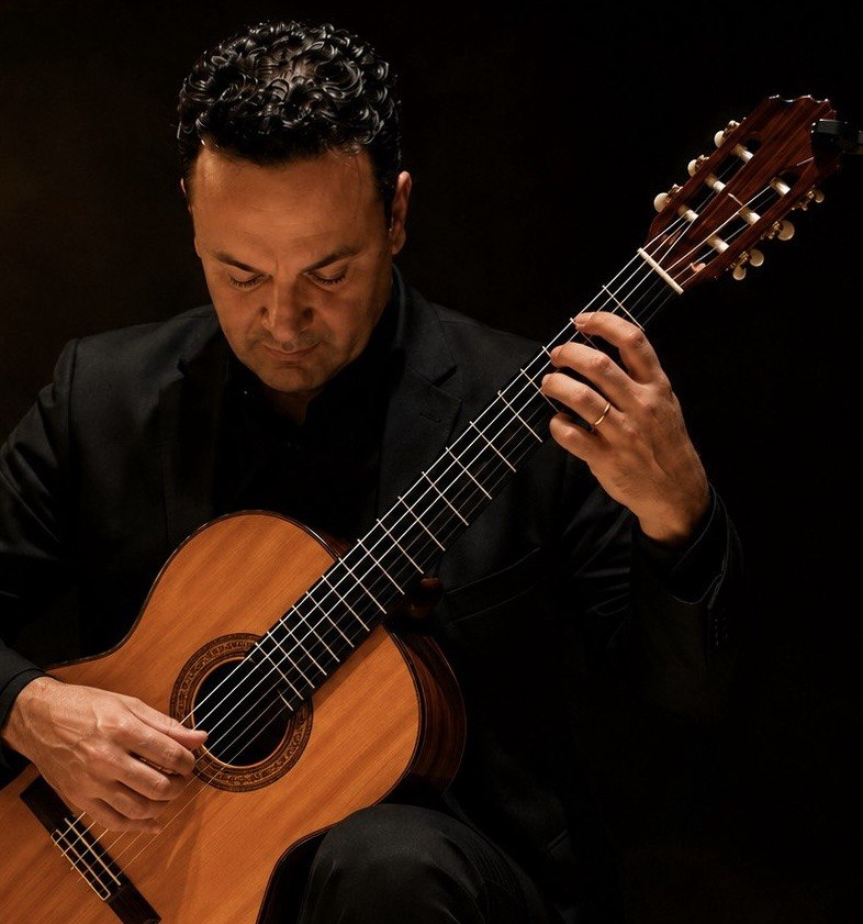 Claudio Garay spelar gitarr