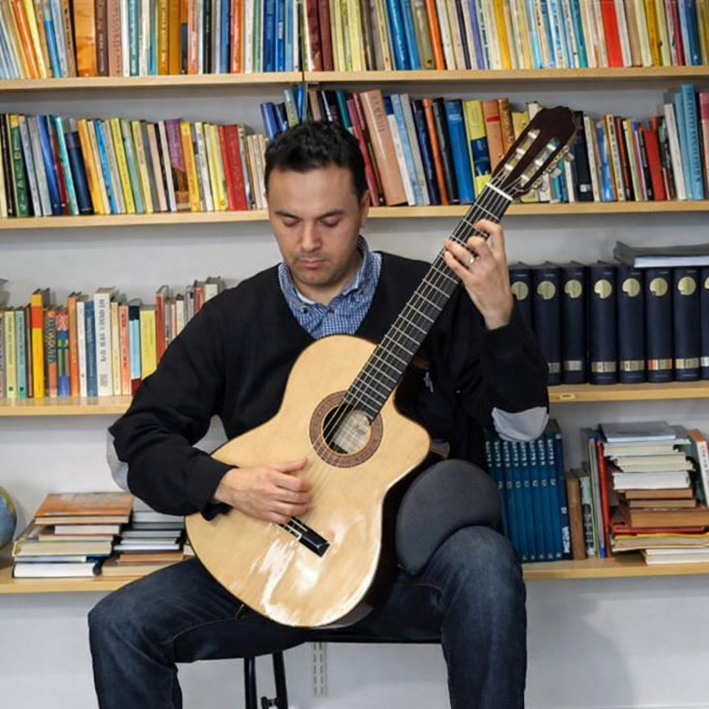 Claudio Garay spelar gitarr